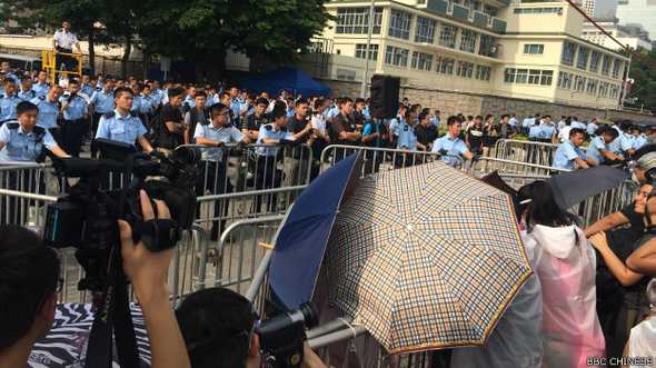 香港佔中示威第六天　政府總部暫停開放